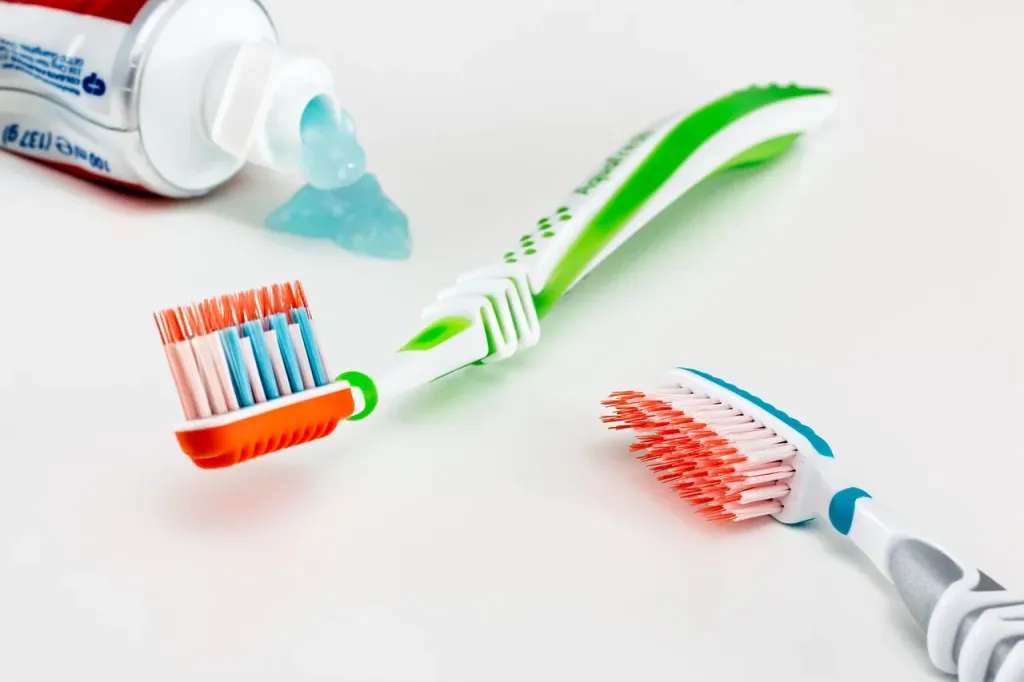 Afty i nadżerki w jamie ustnej – skąd się biorą i kiedy iść do dentysty?